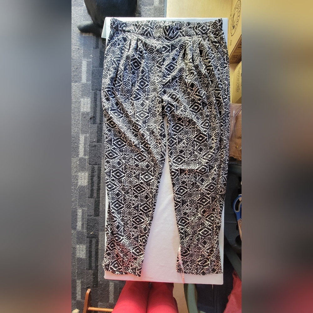 Women's Geometric Black and White Pants With Pleats And Pockets 28-inch Inseam